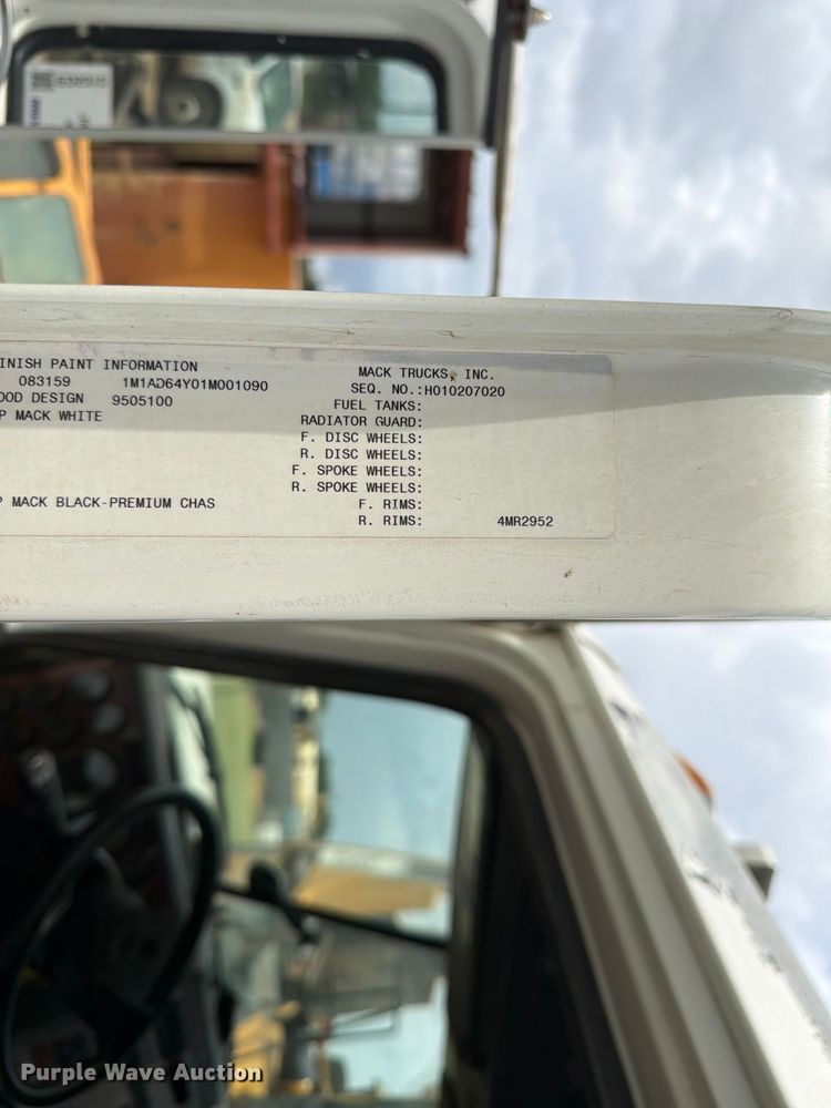 image for item ED5312 2001 Mack CL733 semi truck