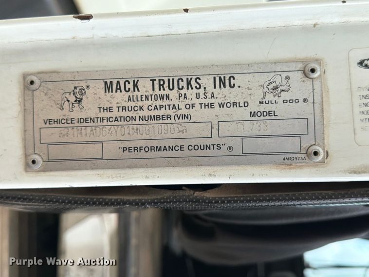 image for item ED5312 2001 Mack CL733 semi truck