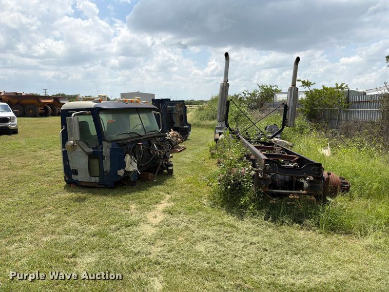 image for item ED5315 2003 Mack CL700 truck cab and chassis