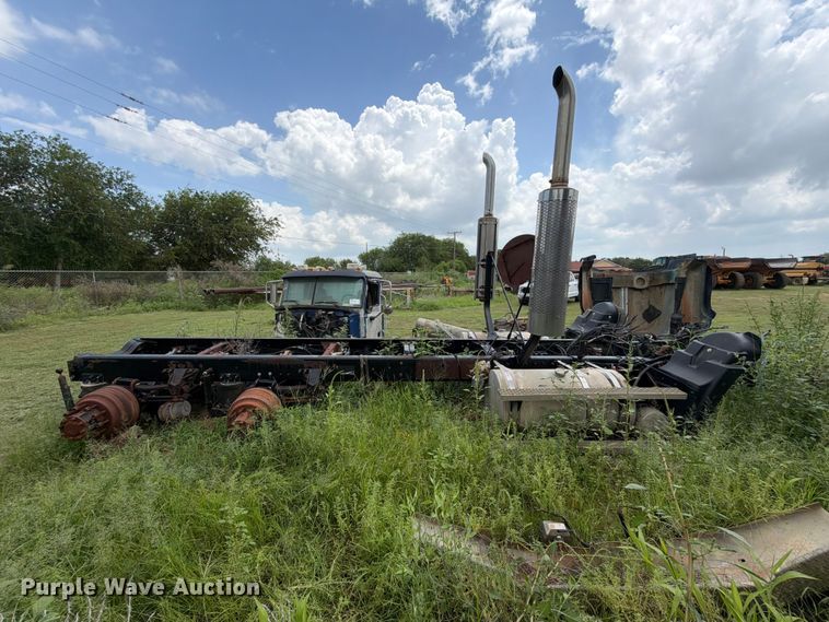 image for item ED5315 2003 Mack CL700 truck cab and chassis
