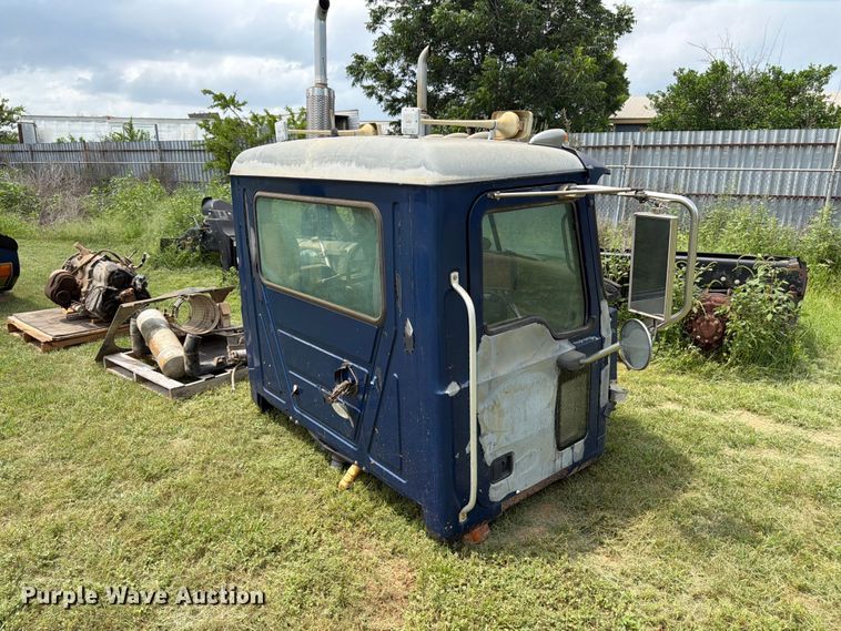 image for item ED5315 2003 Mack CL700 truck cab and chassis
