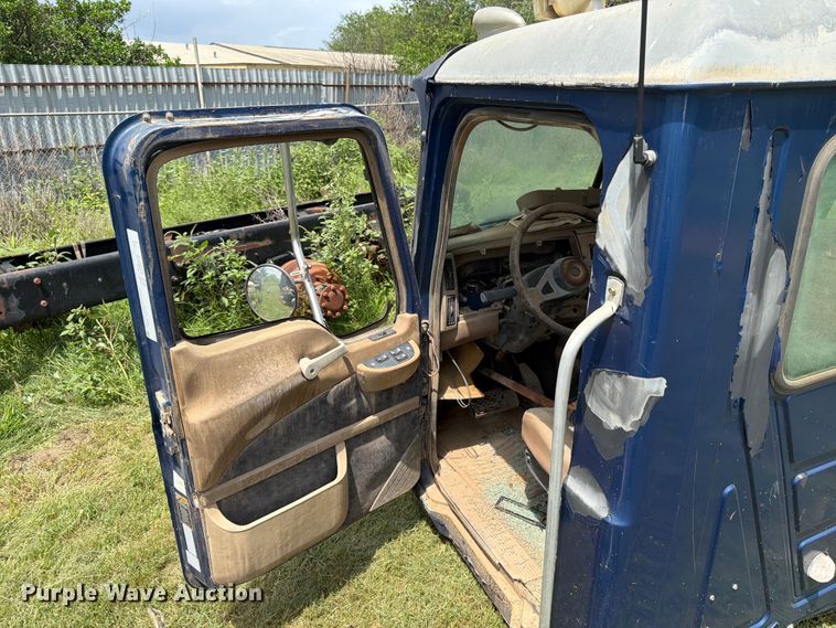 image for item ED5315 2003 Mack CL700 truck cab and chassis