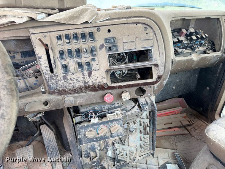 image for item ED5315 2003 Mack CL700 truck cab and chassis