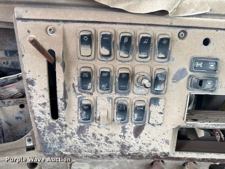 image for item ED5315 2003 Mack CL700 truck cab and chassis