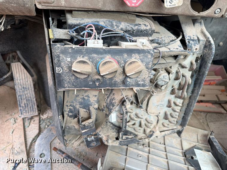 image for item ED5315 2003 Mack CL700 truck cab and chassis