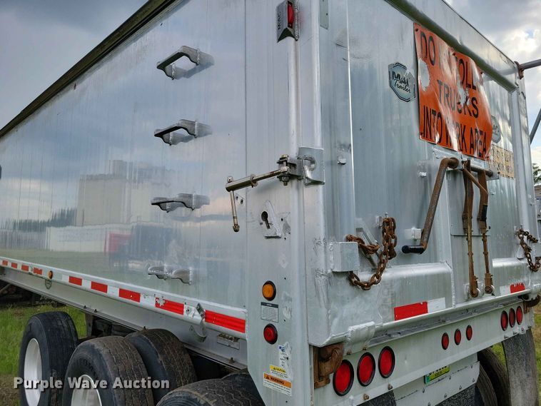 image for item EE1054 2015 Mac end dump trailer