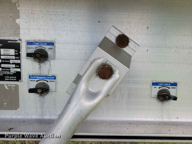 image for item EE1054 2015 Mac end dump trailer