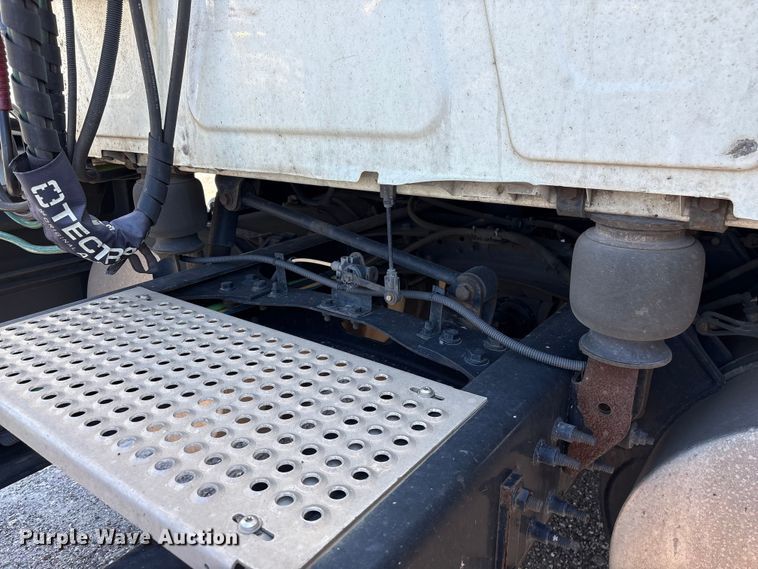 image for item EF1219 2020 International LT625 semi truck