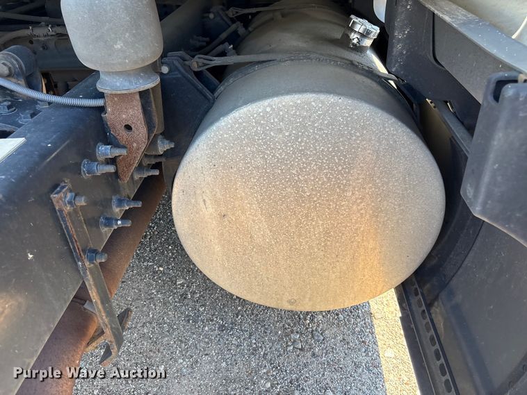 image for item EF1219 2020 International LT625 semi truck
