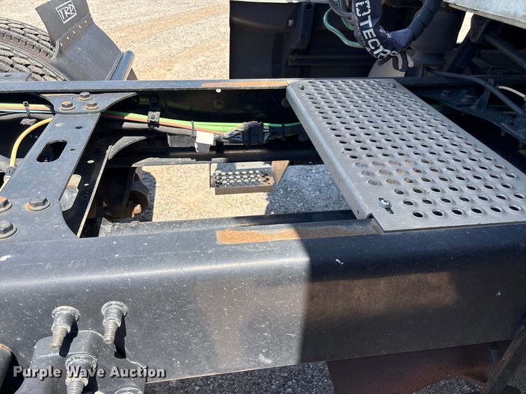image for item EF1219 2020 International LT625 semi truck
