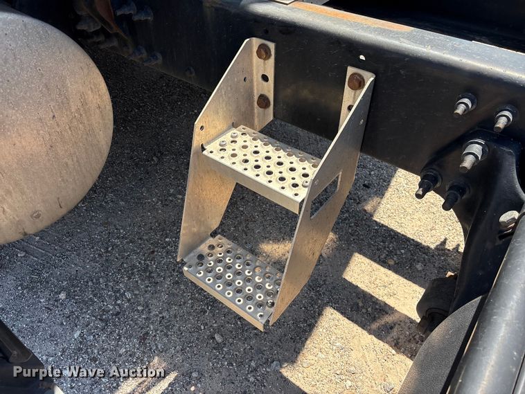 image for item EF1219 2020 International LT625 semi truck