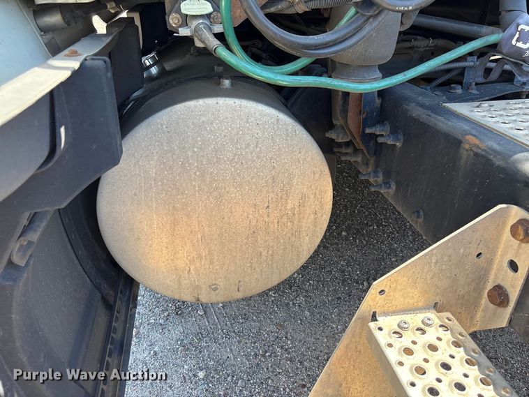 image for item EF1219 2020 International LT625 semi truck
