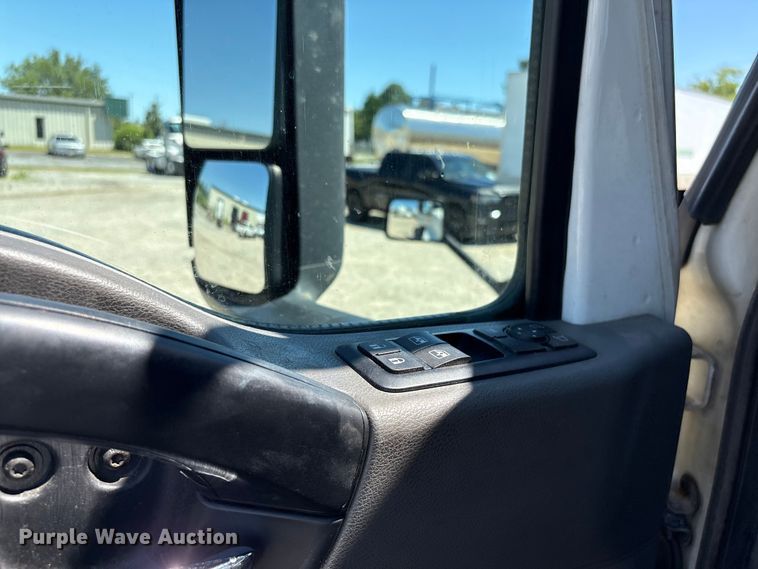 image for item EF1219 2020 International LT625 semi truck