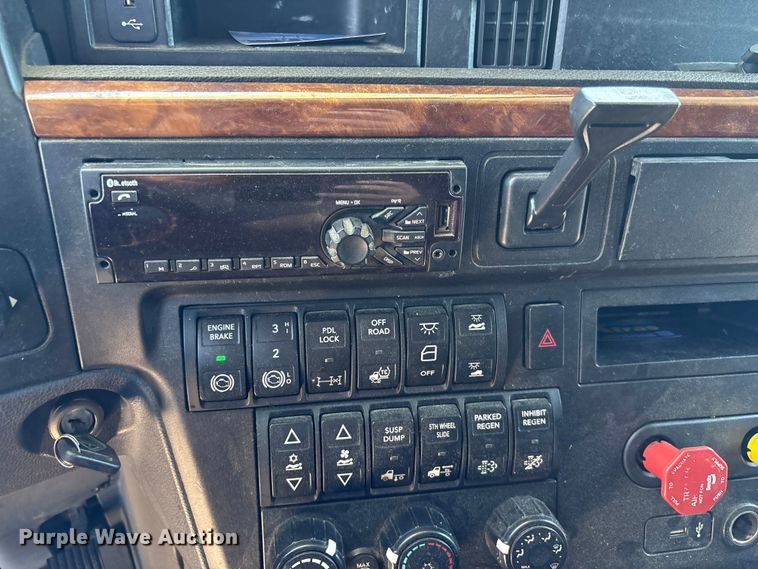image for item EF1219 2020 International LT625 semi truck