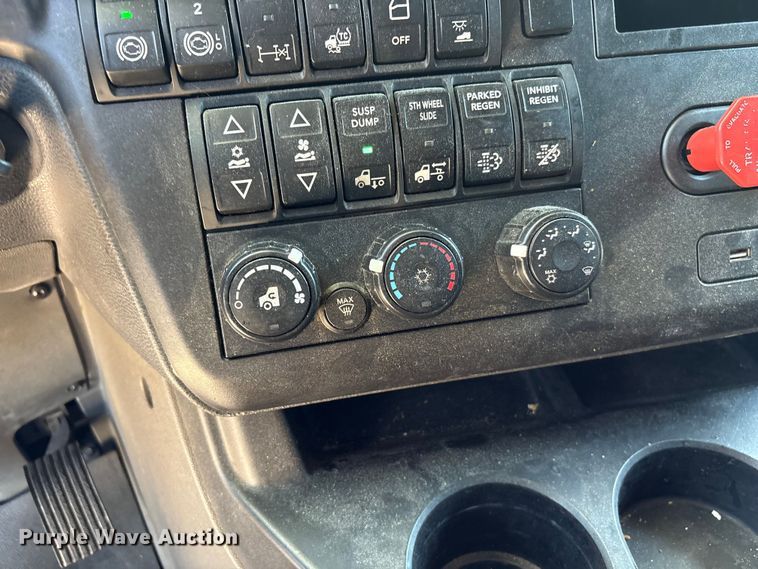 image for item EF1219 2020 International LT625 semi truck