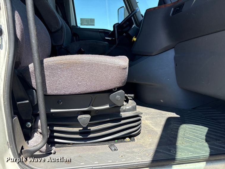 image for item EF1219 2020 International LT625 semi truck