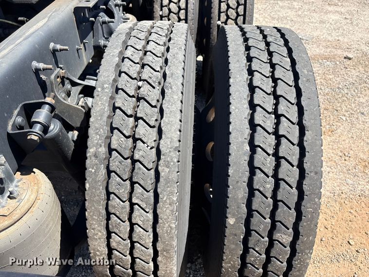 image for item EF1219 2020 International LT625 semi truck
