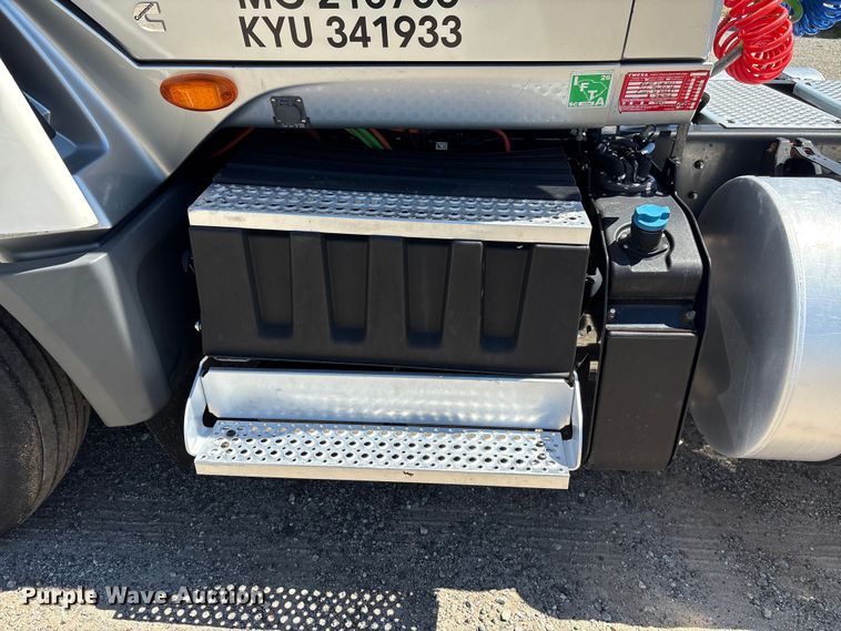 image for item EF1220 2019 International LT625 semi truck
