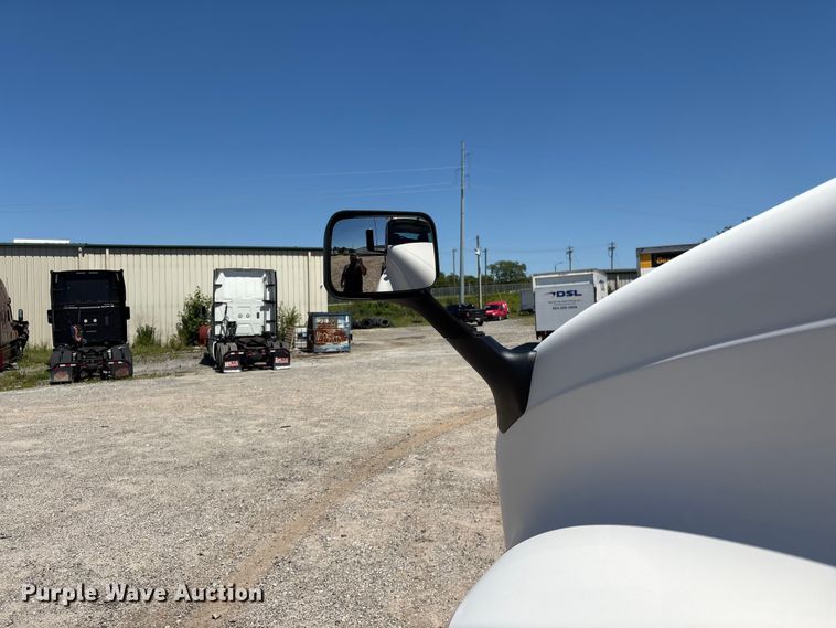image for item EF1220 2019 International LT625 semi truck