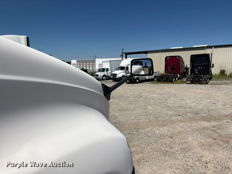 image for item EF1220 2019 International LT625 semi truck