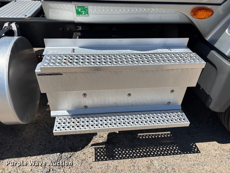 image for item EF1220 2019 International LT625 semi truck