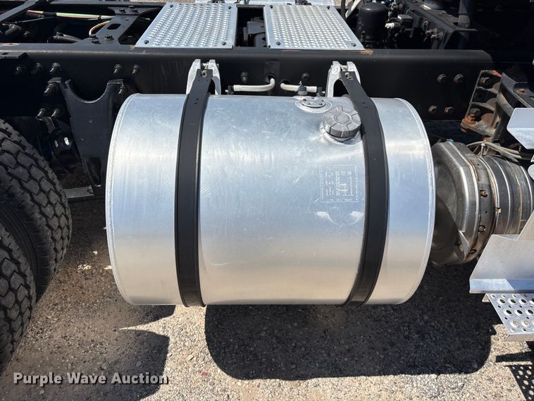 image for item EF1220 2019 International LT625 semi truck