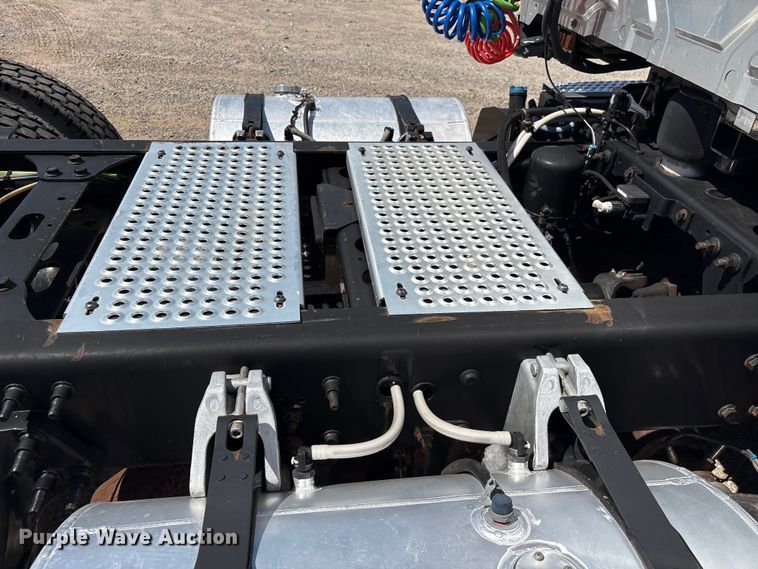 image for item EF1220 2019 International LT625 semi truck