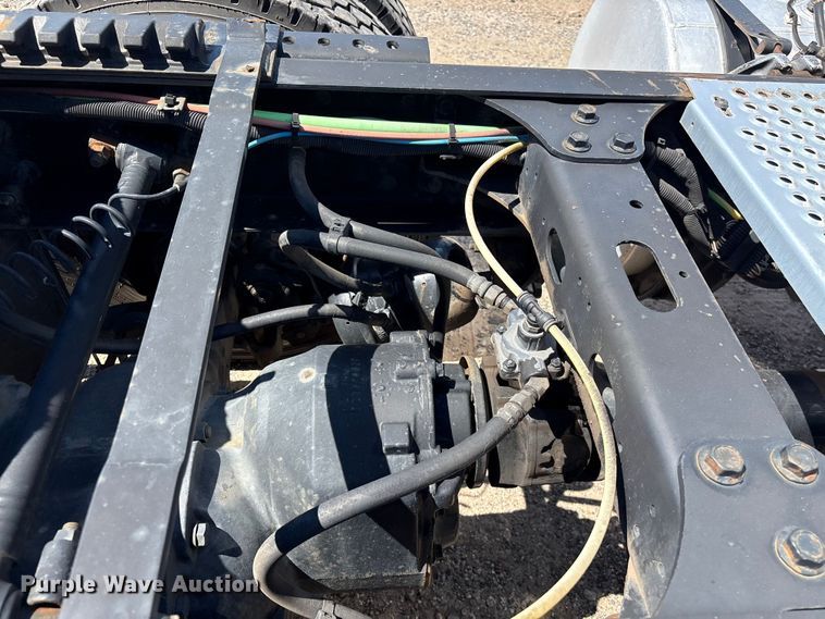 image for item EF1220 2019 International LT625 semi truck