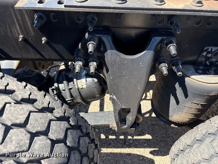 image for item EF1220 2019 International LT625 semi truck
