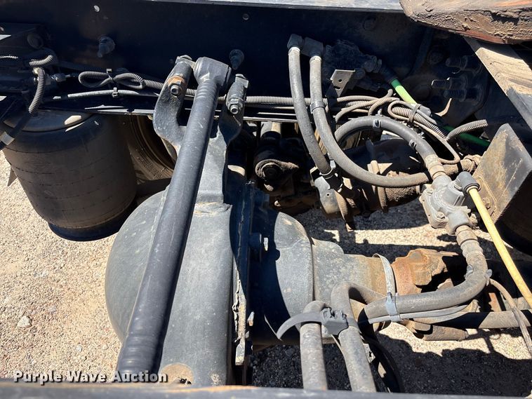 image for item EF1220 2019 International LT625 semi truck