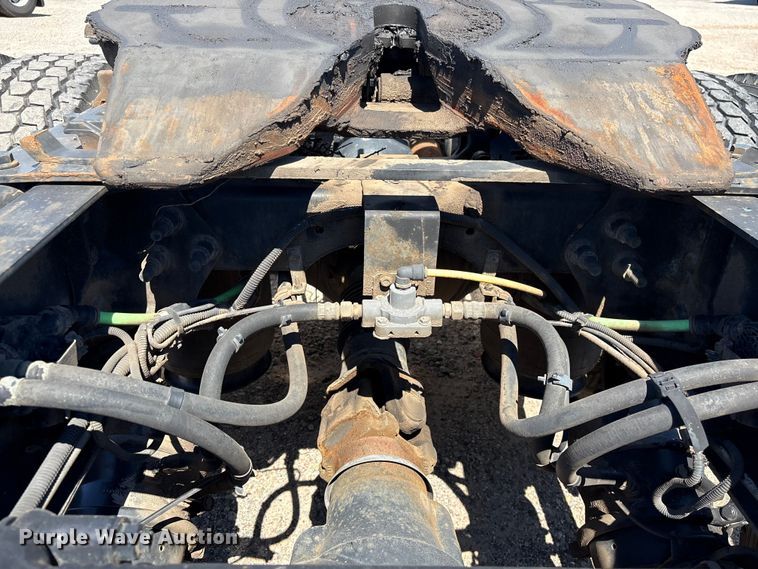 image for item EF1220 2019 International LT625 semi truck
