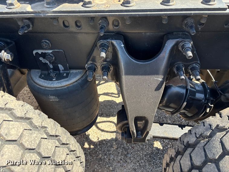 image for item EF1220 2019 International LT625 semi truck