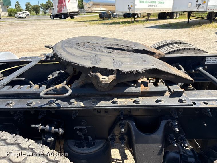 image for item EF1220 2019 International LT625 semi truck