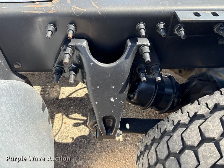 image for item EF1220 2019 International LT625 semi truck