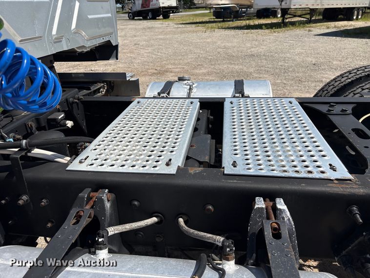 image for item EF1220 2019 International LT625 semi truck