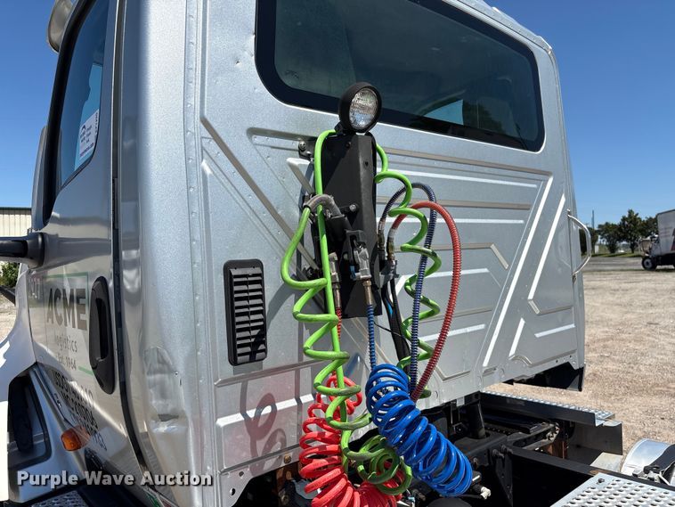 image for item EF1220 2019 International LT625 semi truck