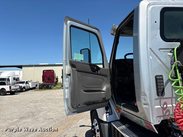 image for item EF1220 2019 International LT625 semi truck