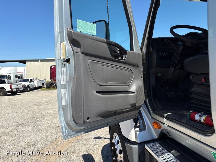 image for item EF1220 2019 International LT625 semi truck
