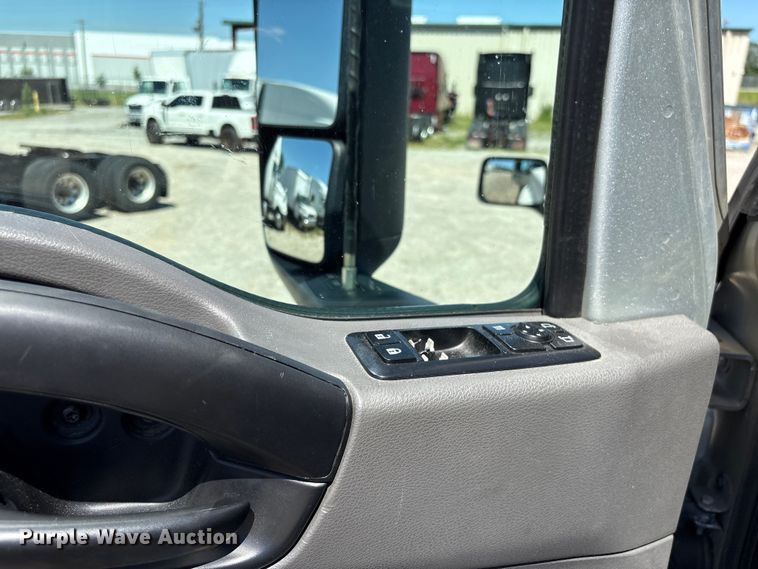 image for item EF1220 2019 International LT625 semi truck