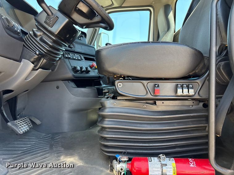 image for item EF1220 2019 International LT625 semi truck