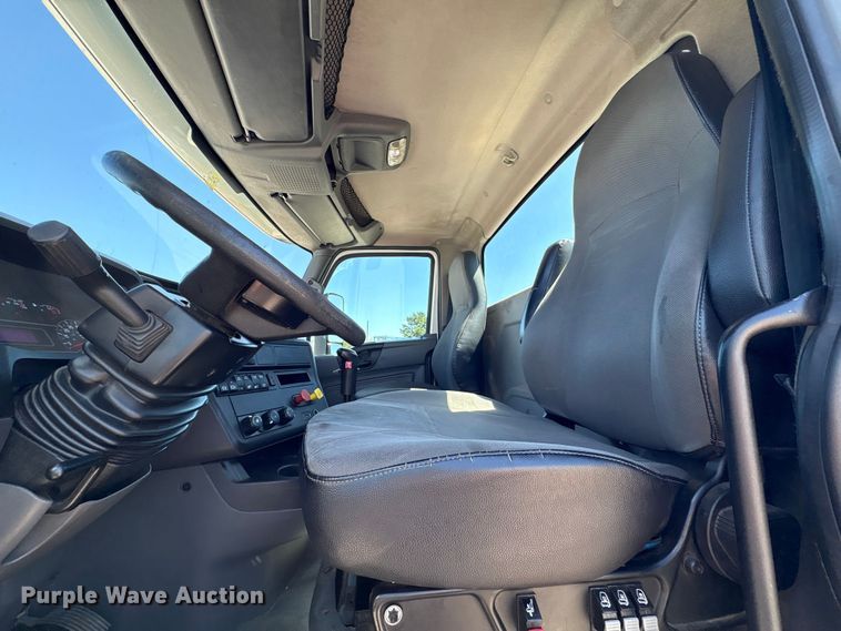 image for item EF1220 2019 International LT625 semi truck