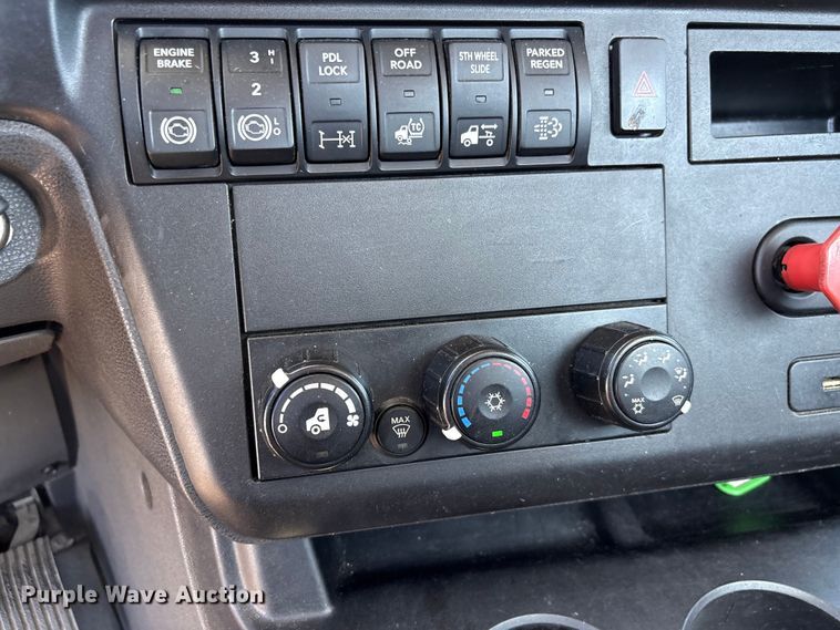 image for item EF1220 2019 International LT625 semi truck