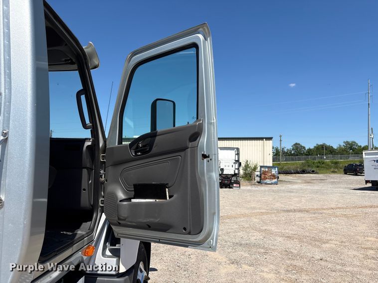 image for item EF1220 2019 International LT625 semi truck
