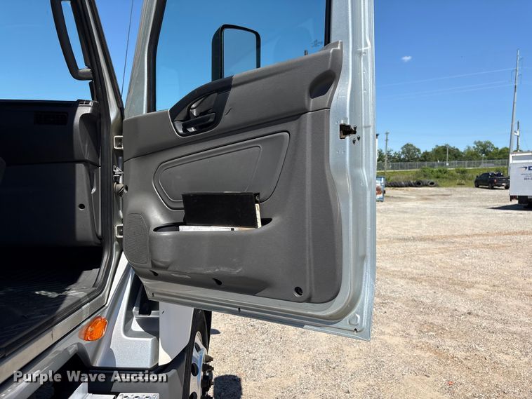 image for item EF1220 2019 International LT625 semi truck