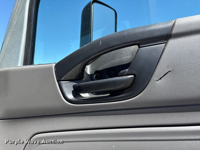 image for item EF1220 2019 International LT625 semi truck