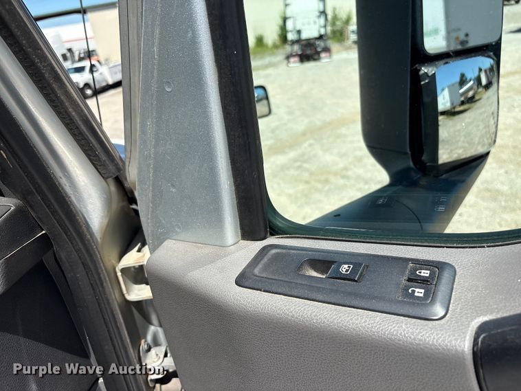 image for item EF1220 2019 International LT625 semi truck