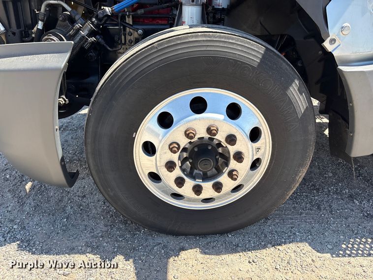 image for item EF1220 2019 International LT625 semi truck