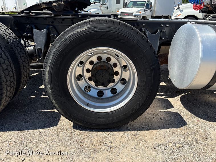 image for item EF1220 2019 International LT625 semi truck
