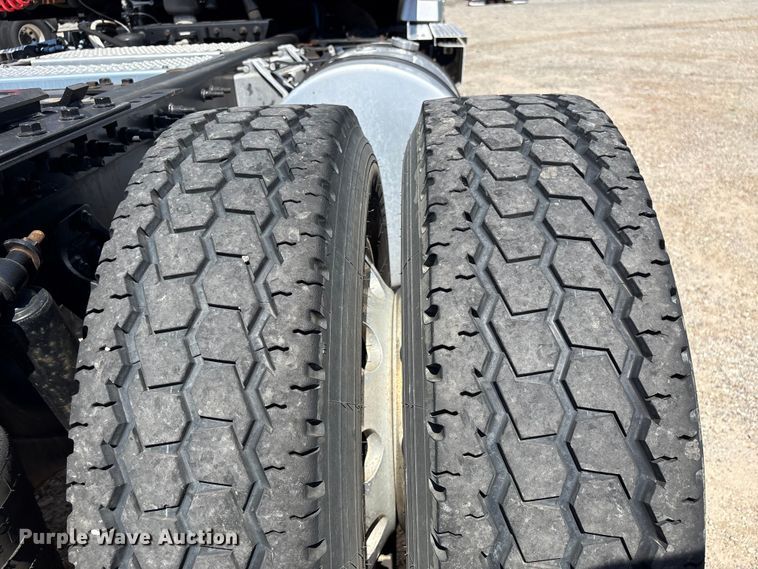 image for item EF1220 2019 International LT625 semi truck