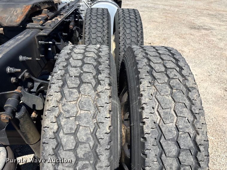 image for item EF1220 2019 International LT625 semi truck